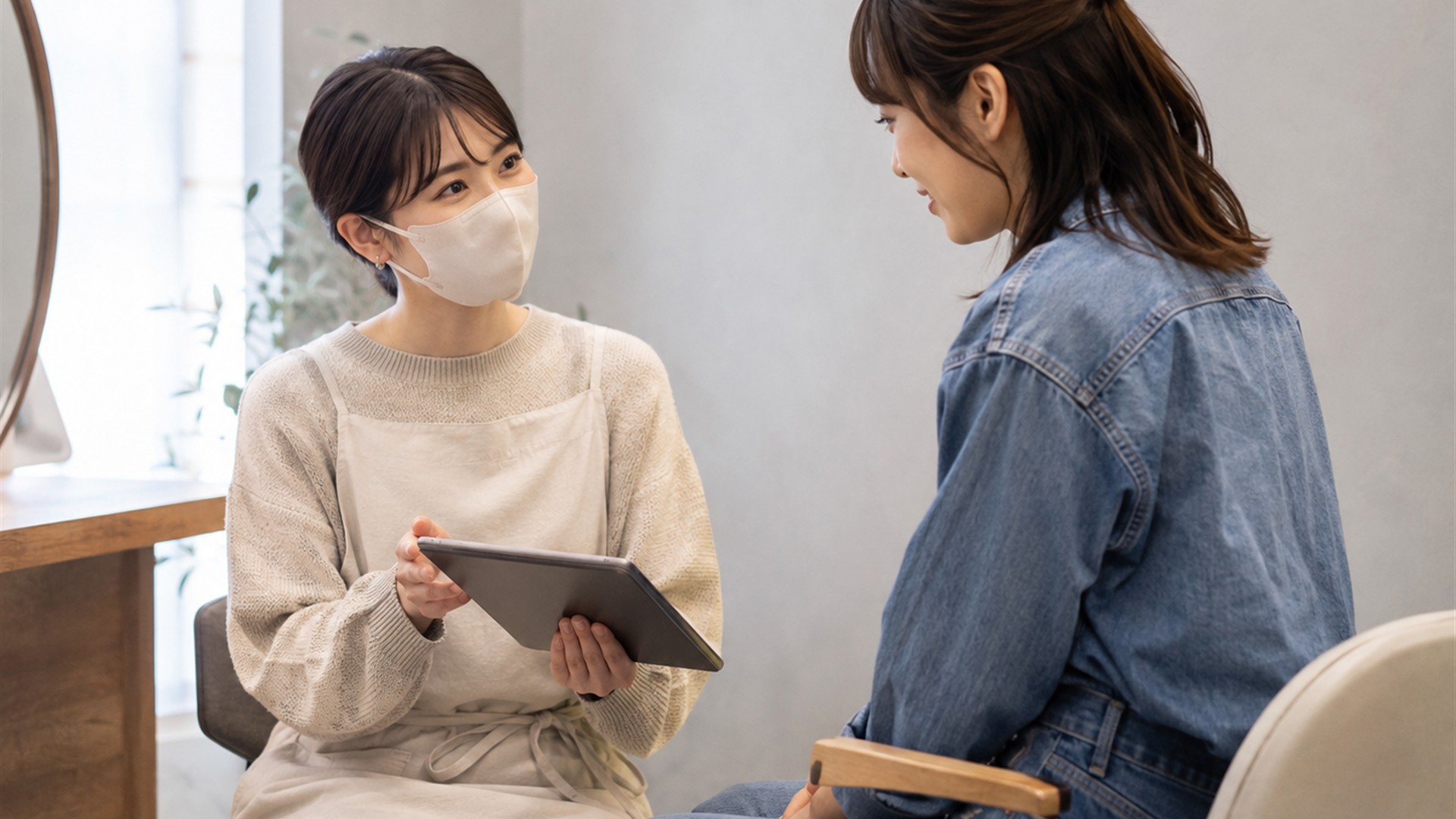 スタッフ同士で技術チェックを共有する様子